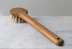 Iris Hantverk Lovisa Bath Brush With Handle, 2015